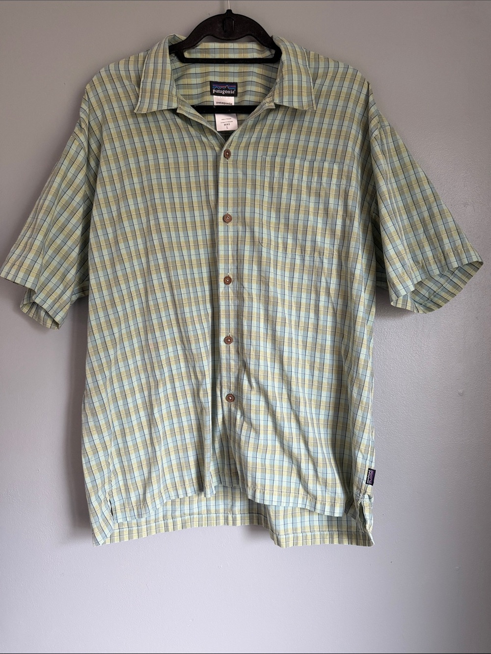 Patagonia Men’s Short-Sleeve Plaid Button-Up Shirt Light Green Large